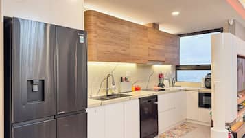 Apartemen Premium, balkon, pemandangan sungai | Dapur pribadi