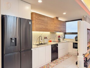 Premium Apartment, Balcony, River View | Private kitchen