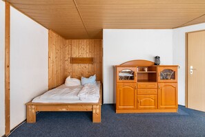 1 bedroom, bed sheets