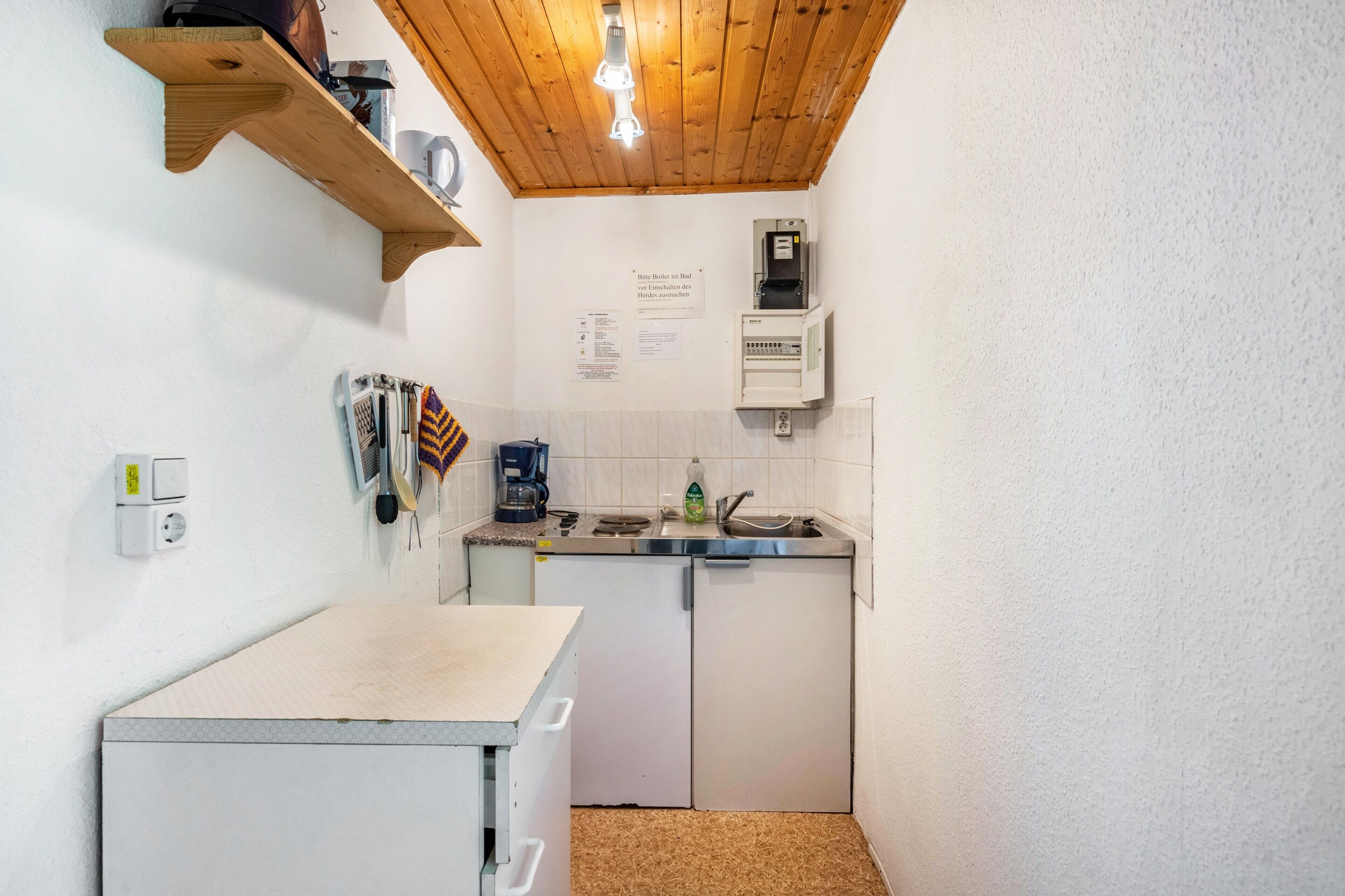 Fridge, stovetop, coffee/tea maker, electric kettle