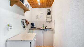 Fridge, stovetop, coffee/tea maker, electric kettle