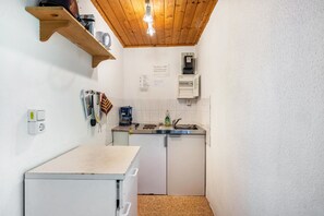 Fridge, stovetop, coffee/tea maker, electric kettle