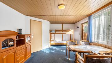 1 bedroom, bed sheets