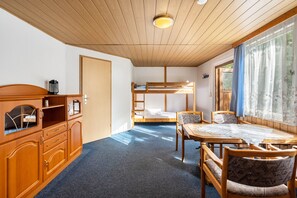 1 bedroom, bed sheets