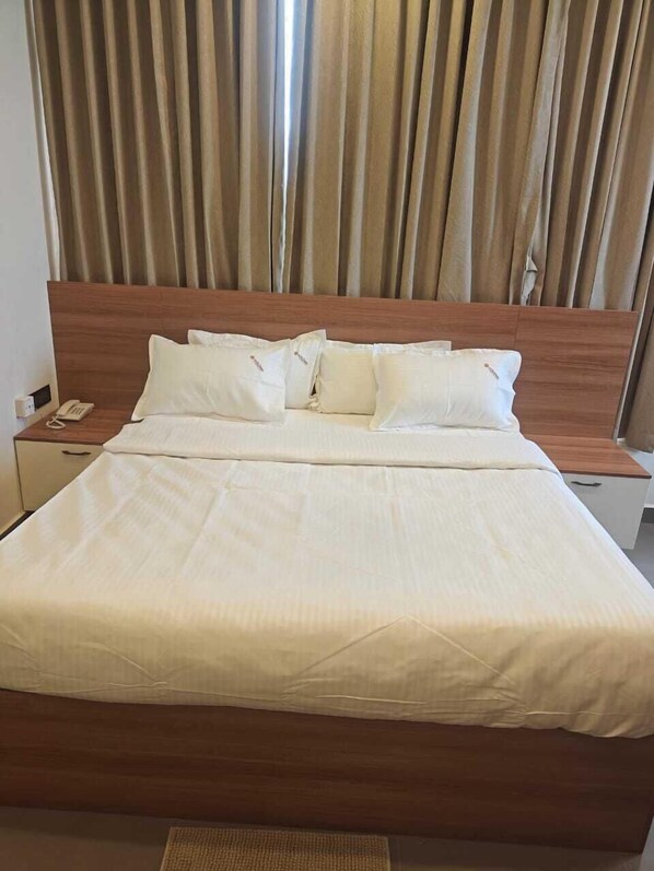 Deluxe Single Room, Non Smoking, City View | Desk, free WiFi
