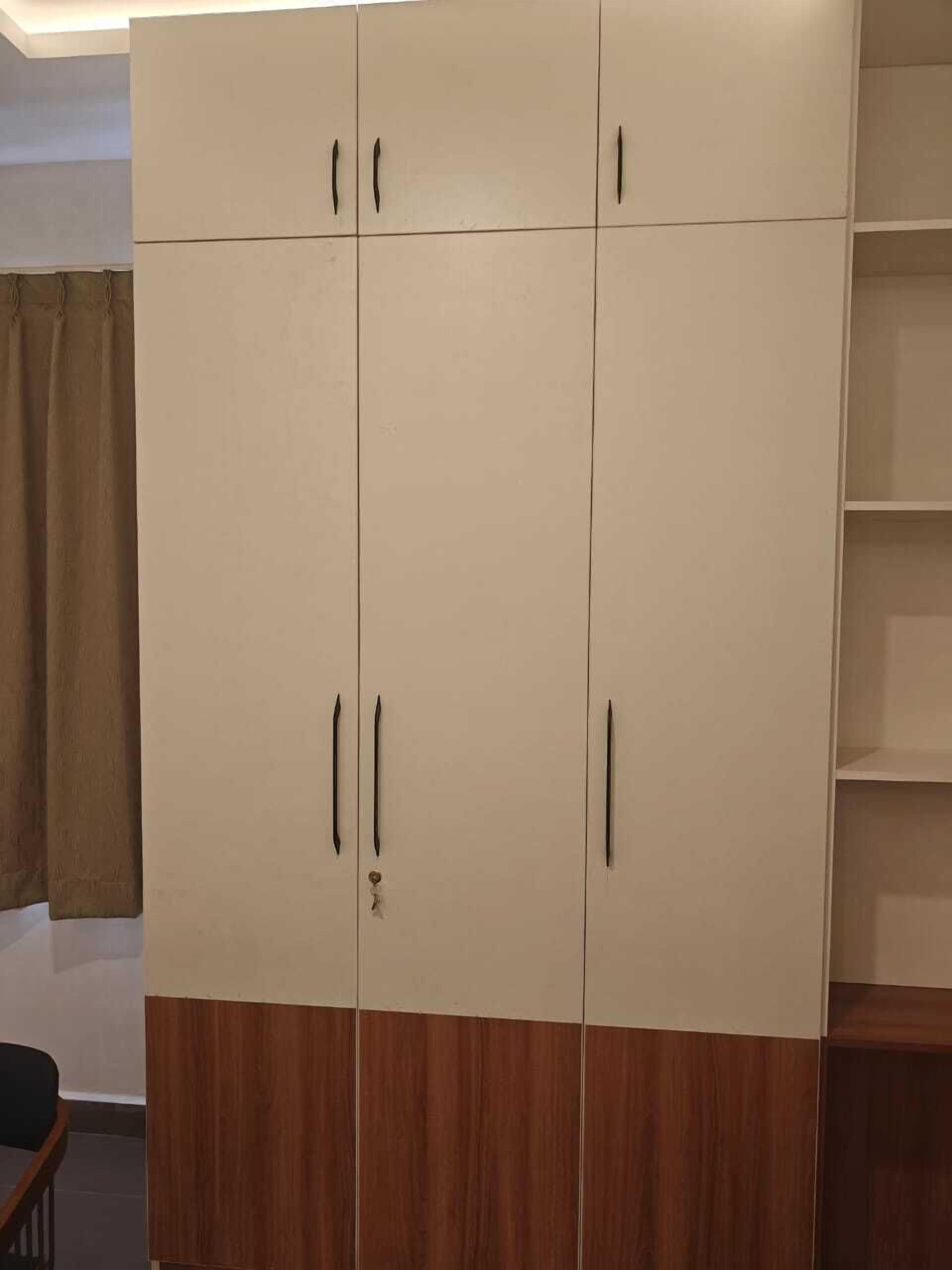 Habitación individual Deluxe, para no fumadores, vista a la ciudad | Camas con efecto memoria y caja de seguridad en la habitación 