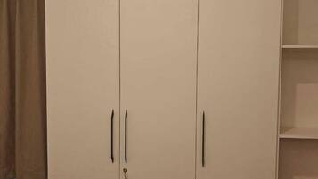 Chambre Simple Deluxe, non-fumeurs, vue ville | Matelas mémoire de forme, coffres-forts dans les chambres, bureau