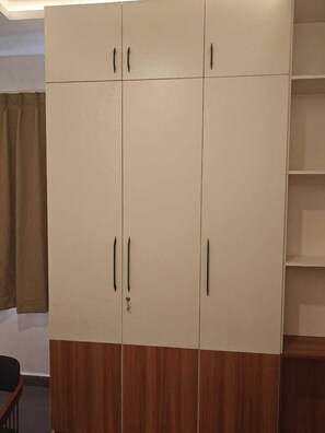 Singola Deluxe, non fumatori, vista città | Materassi in memory foam, una cassaforte in camera, una scrivania