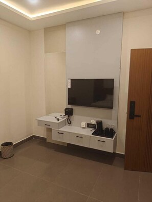 Deluxe Single Room, Non Smoking, City View | Memory foam beds, in-room safe, desk, free WiFi - Hotel Diyanvi (Mysore)