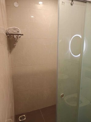 Deluxe Single Room, Non Smoking, City View | Bathroom shower - Hotel Diyanvi (Mysore)