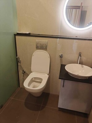 Deluxe Single Room, Non Smoking, City View | Bathroom | Shower, free toiletries, hair dryer, soap