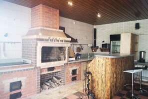 Eine Küche mit Backofen, Holz Arbeitsplatte und Fliesenrückwand.