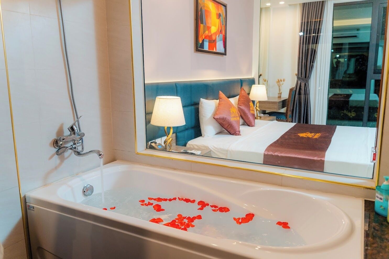 Deluxe Room, City View | Bathroom