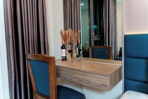 Familieværelse - balkon - byudsigt | Skrivebord, lydisolering, gratis Wi-Fi, sengetøj