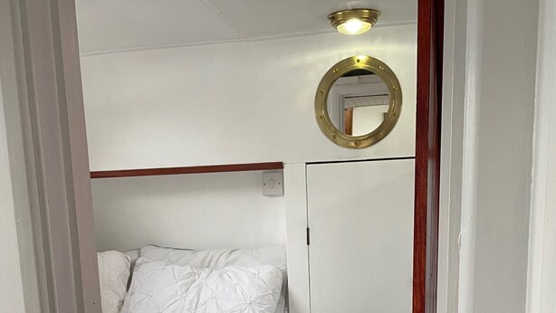 1 bedroom, bed sheets