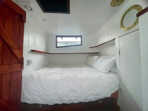 1 bedroom, bed sheets