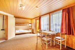 1 bedroom, bed sheets - Bungalow '23 - Kimbucht' with Private Terrace and Shared Garden (Waldhufen)