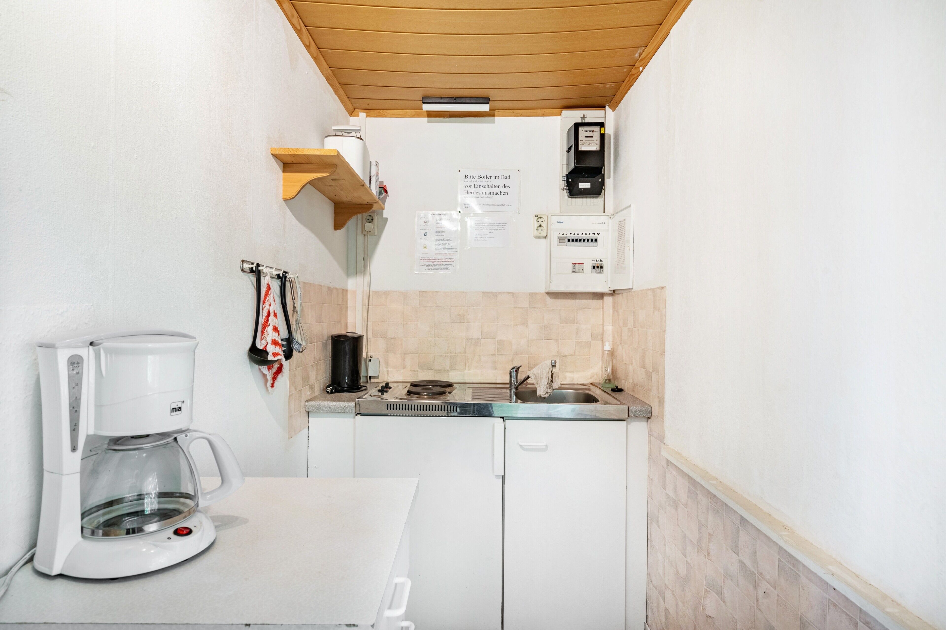 Fridge, stovetop, coffee/tea maker, electric kettle