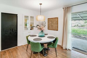 Dining - Cozy 4BR House with BBQ near Six Flags & SeaWorld (San Antonio)