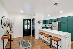 Fridge, oven, stovetop, dishwasher - Cozy 4BR House with BBQ near Six Flags & SeaWorld (San Antonio)