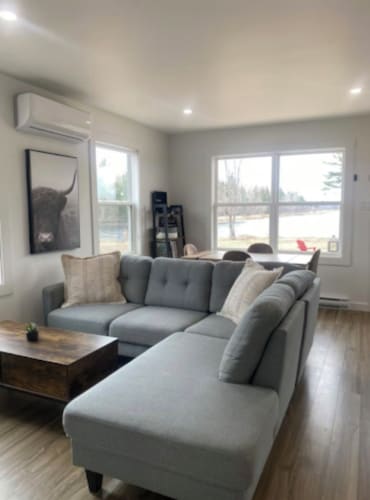 Waterfront tiny home with hot tub (Pet friendly, near beaches)