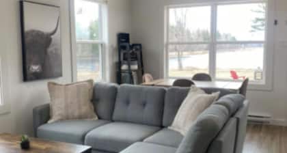 Waterfront tiny home with hot tub (Pet friendly, near beaches)