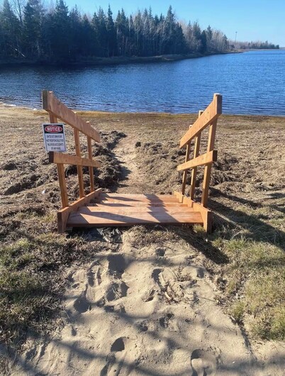 Waterfront tiny home with hot tub (Pet friendly, near beaches)