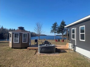 Terrace/patio - Waterfront tiny home with hot tub (Pet friendly, near beaches) (Richibucto-Village)