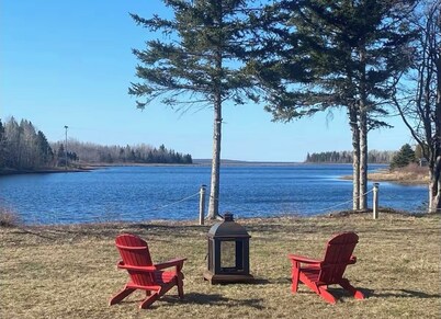 Waterfront tiny home with hot tub (Pet friendly, near beaches)