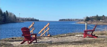 Waterfront tiny home with hot tub (Pet friendly, near beaches)