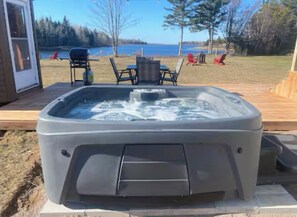 Terrace/patio - Waterfront tiny home with hot tub (Pet friendly, near beaches) (Richibucto-Village)