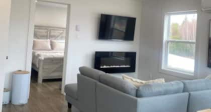 Waterfront tiny home with hot tub (Pet friendly, near beaches)
