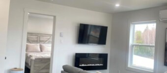 Waterfront tiny home with hot tub (Pet friendly, near beaches)