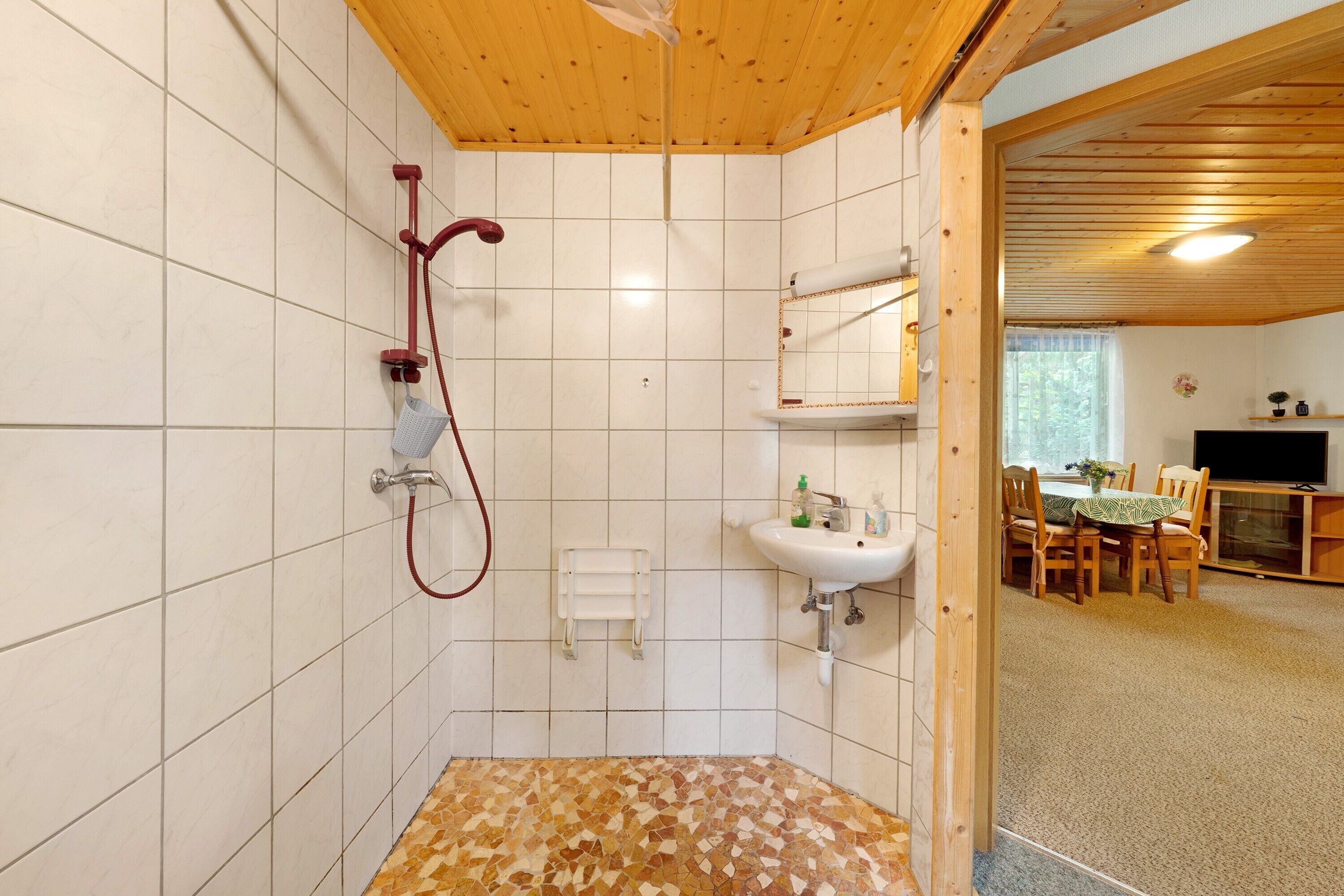 Dusche, kostenlose Toilettenartikel, Handtücher