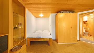 1 bedroom, bed sheets