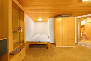 1 bedroom, bed sheets - Bungalow '24 - Kimbucht' with Private Terrace and Shared Garden (Waldhufen)