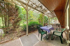 Outdoor dining - Bungalow '24 - Kimbucht' with Private Terrace and Shared Garden (Waldhufen)