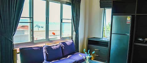 Apartment, 1 Bedroom, Smoking | Living room