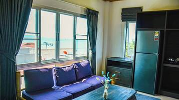 Apartment, 1 Bedroom, Smoking | Living room