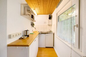 Fridge, stovetop, coffee/tea maker, electric kettle