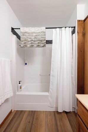 Shower, hair dryer, towels - Fern Haus and Cottage- unique mtn view cabin! (Baring)