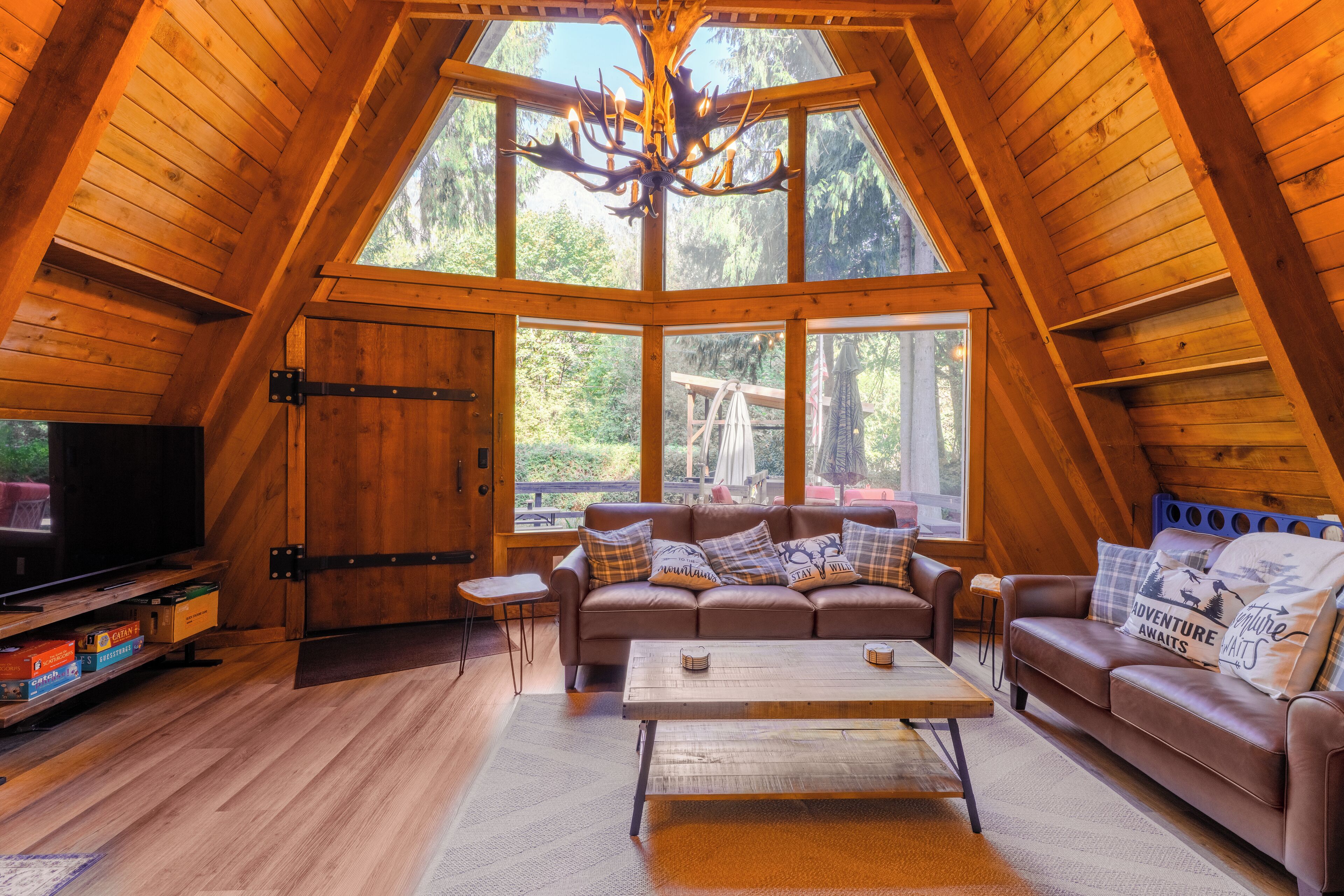 Älytelevisio, takka, kirjoja