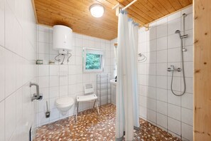 Dusche, kostenlose Toilettenartikel, Handtücher