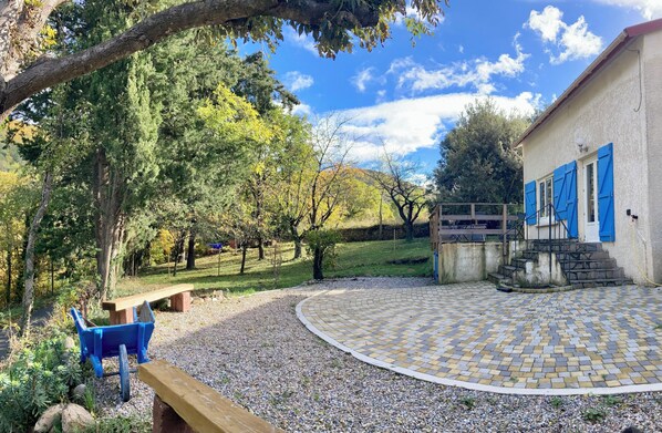 المنطقة المحيطة بالمنشأة