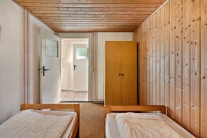 1 bedroom, bed sheets