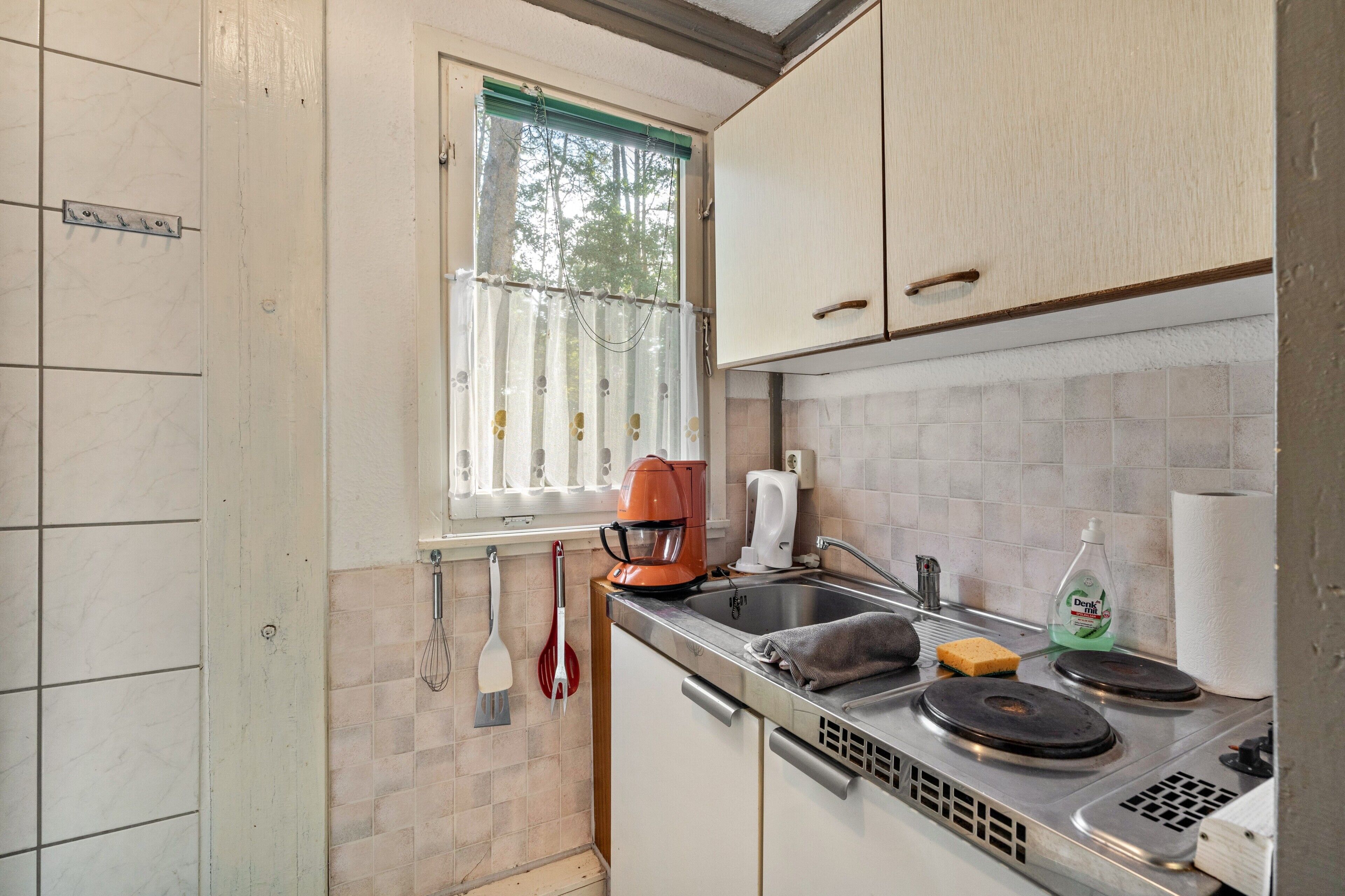 Fridge, stovetop, coffee/tea maker, electric kettle