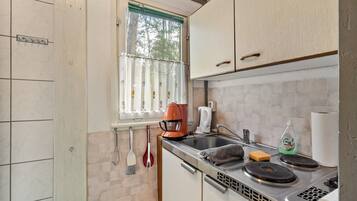 Fridge, stovetop, coffee/tea maker, electric kettle