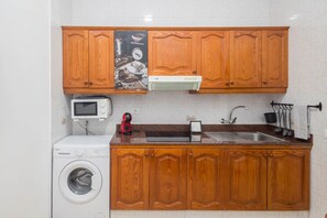 Kühlschrank, Mikrowelle, Wasserkocher mit Kaffee-/Teezubehör