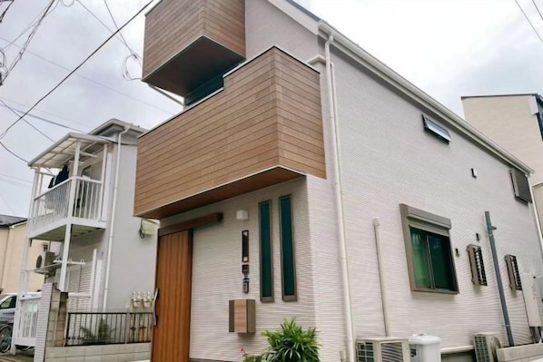 المنشأة من الخارج