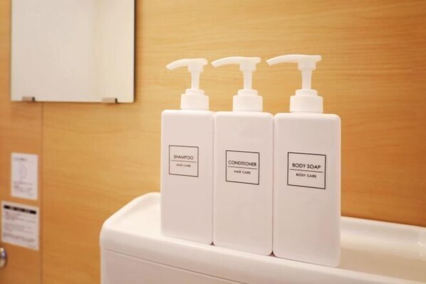 Bathroom amenities - Oku Station;4 Minutes Walk from Station;Ueno 5 Minutes; Tokyo 12Minutes; Shinbashi (Ginza) 15Minutes (Tokyo)